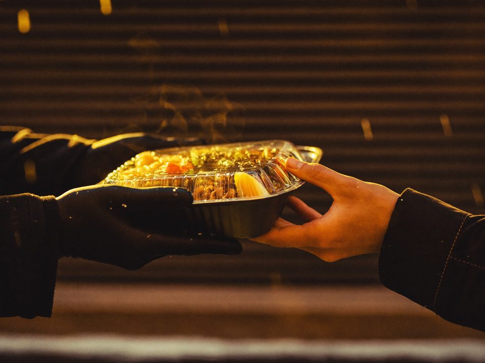 Distribution de repas dans la rue par les bénévoles de Phé-Nix