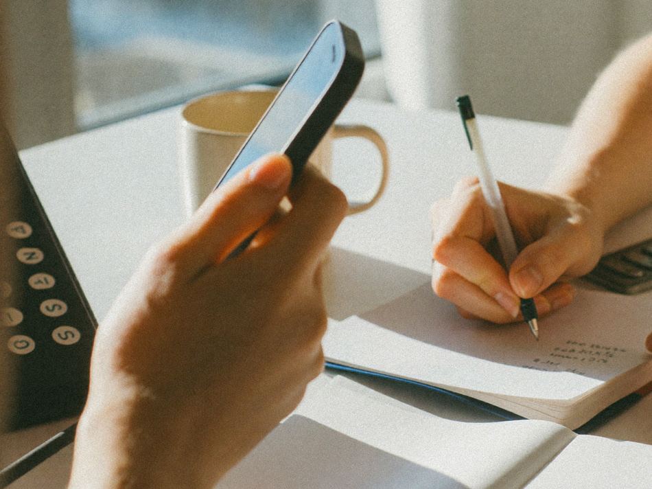 Un appel passé pour trouver la bonne ressource, et le nom noté dans un carnet